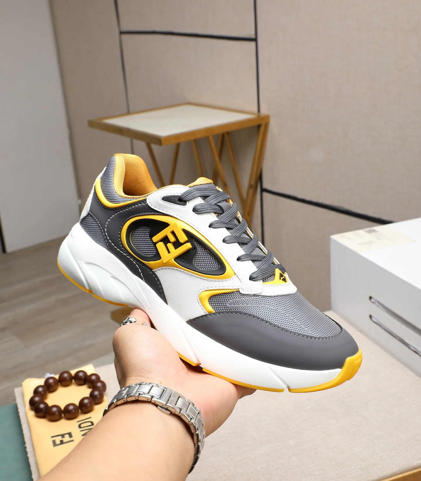 Ex-factory price 760 (high version) [Fendi] Fendi’s latest casual shoes for men! Available at counters simultaneously! A one-to-one replica of the original. Made entirely of imported top-grain calfskin, the interior is made of top-grain water-dyed cowhide, and the original factory-supplied rubber outsole. Leading new fashion concepts. Matching code: 39-44. 38.45 can be customized and cannot be returned or exchanged!